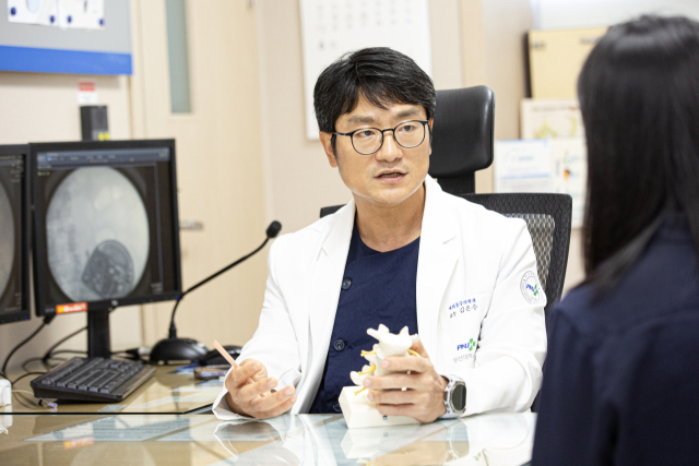 암 환자의 통증 치료에 사용되는 마약성 진통제는 변비, 구역 등의 부작용을 동반하며 장기간 사용하면 내성이 생길 수도 있다. 부산대병원 김은수 마취통증의학과 교수가 환자와 상담하는 장면. 부산대병원 제공