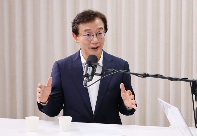 전재수 부산시장 당선인이 29일 오후 부산 동구 부산일보 스튜디오에서 유튜브 채널 ‘부산일보TV’에 출연해 인터뷰를 하고 있다. 정종회 기자 jjh@