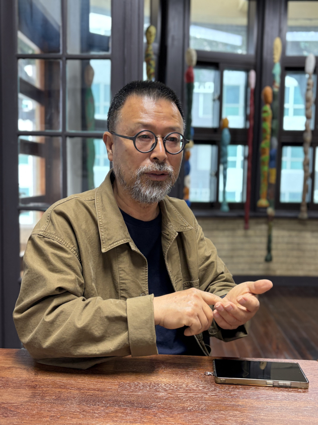 복병산작은미술관에서 만난 정철교 작가. 김은영 기자 key66@