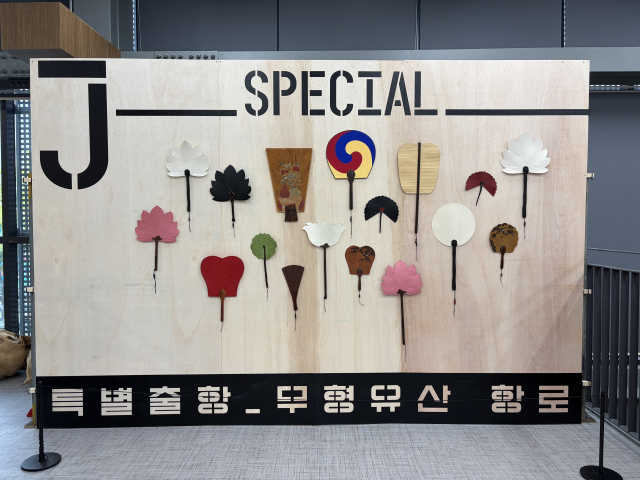 아트페어 ‘예술무역항 2026’ 2층에 전시된 방화선(전북 무형유산 선자장)의 부채 작품. 김은영 기자 key66@