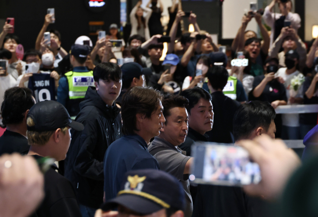2026 북중미 월드컵에서 사상 최악의 성적을 낸 홍명보 전 축구대표팀 감독이 30일 인천국제공항 제2여객터미널을 통해 귀국하고 있다. 연합뉴스