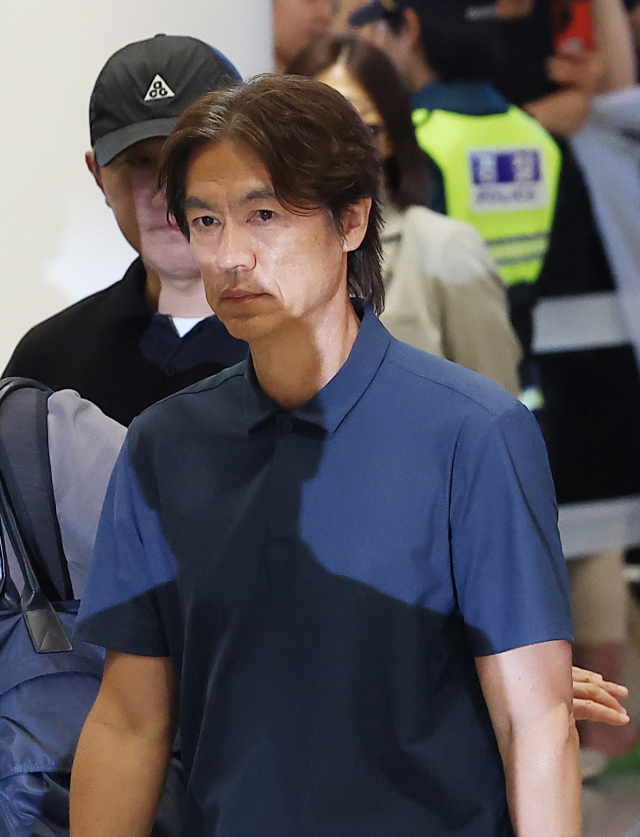 2026 북중미 월드컵 32강 진출에 실패해 한국 축구 국가대표팀에서 사퇴한 홍명보 전 감독이 30일 인천국제공항 제2여객터미널을 통해 입국하고 있다. 연합뉴스