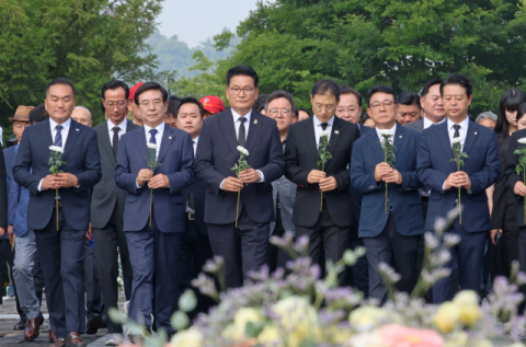 정청래 연일 겨냥하는 송영길… ‘盧 장례식 불참’ 사과, ‘한미 FTA’로 비판