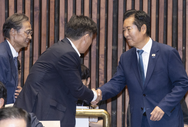 더불어민주당 정청래 전 대표가 지난 29일 국회에서 열린 의원총회에 입장해 의원들과 인사하고 있다. 연합뉴스