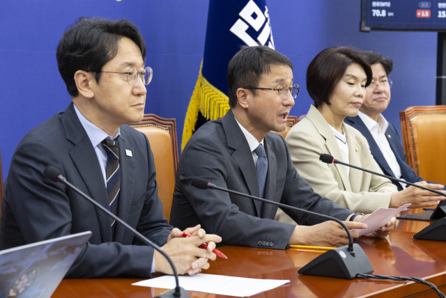 더불어민주당 한병도 당 대표 직무대행 및 원내대표가 30일 국회에서 열린 원내대책회의에서 이날 오후 열린 본회의에서 22대 하반기 국회 원 구성을 위한 상임위원장 선출과 한성숙 국무총리 후보자 인사청문안 처리 의지를 밝히고 있다. 연합뉴스