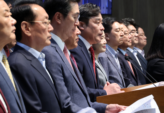 정동만 부산시당위원장과 부산·울산·경남에 지역구를 가진 국민의힘 의원들이 30일 국회 소통관에서 열린 호남 반도체 투자 관련 합동 기자회견에서 부·울·경이 생산 거점 검토에서 배제된 것을 두고 자료 공개를 요청하고 있다. 연합뉴스