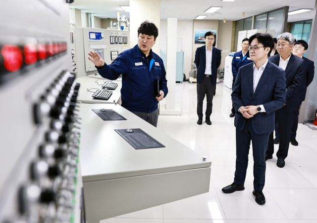 동남권은 5극 3특 권역별 성장엔진과 제조업 AI 전환 사업 등에서 지역 핵심 산업에 대한 과감한 투자와 구체적인 지원을 촉구한다. 산업통상부 김정관 장관이 지난 5월 부산시 강서구 조선기자재 기업 한라IMS를 방문해 현장을 둘러보고 있다. 산업통상부 제공
