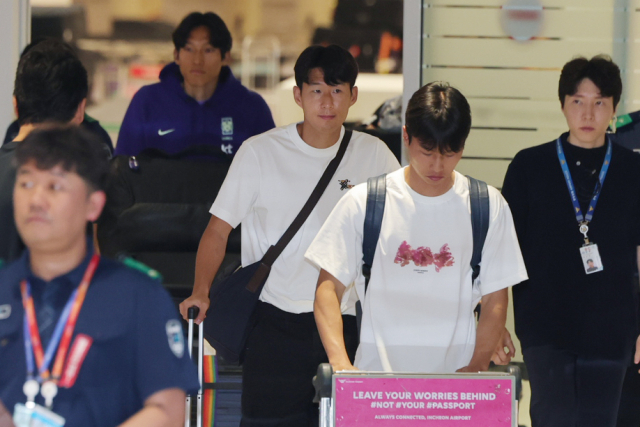 2026 북중미 월드컵을 마친 한국 축구대표팀 손흥민, 엄지성, 김승규가 1일 인천국제공항 제2여객터미널을 통해 귀국하고 있다. 연합뉴스