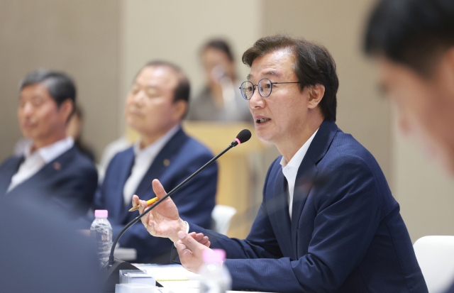 전재수 부산시장이 1일 부산 연제구 부산시청에서 민생100일 비상조치 대책회의에서 발언하고 있다. 연합뉴스
