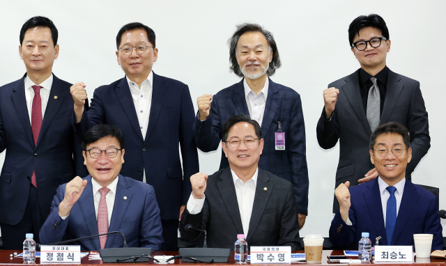 국민의힘 정점식 원내대표, 박수영·조승환·최은석 의원, 무소속 한동훈 의원 등 참석자들이 1일 국회 의원회관에서 열린 '상속세 개편의 경제적 효과' 토론회에서 기념 촬영을 하고 있다. 연합뉴스