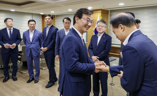전재수 부산시장이 1일 부산 연제구 부산시청 집무실에서 취임 선서와 인수인계 서명을 마친 후 직원들과 악수하고 있다. 김종진 기자 kjj1761@