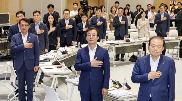 전재수 부산시장이 1일 부산 연제구 부산시청 대회의실에서 열린 ‘부산 민생 100일 비상조치 대책회의’에서 국민의례를 하고 있다. 이날 회의는 생중계로 진행됐다. 김종진 기자 kjj1761@