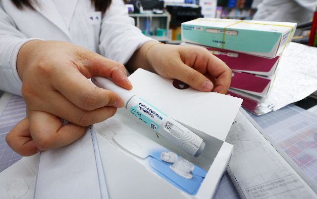 한국소비자원이 비만치료제 등 주사제 관련 소비자안전주의보를 발령했다. 소비자원은 주사제 투여 전 의료진과 상의하고, 비만 치료제 투여 시에는 주사제 보관 방법과 정해진 용량·기간 준수 등을 당부했다.사진은 서울 종로구 한 약국에서 약사가 위고비를 꺼내고 있다. 연합뉴스
