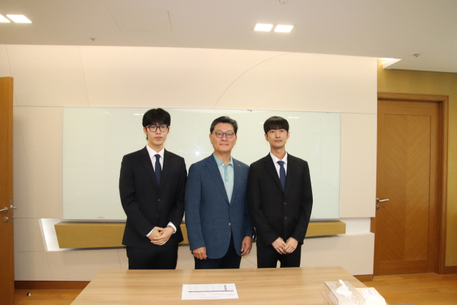 이규민씨(서강대 미디어&엔터테인먼트학과)와 윤재호씨(서강대 경영학과)가 1일 서울 강남구 GS글로벌 본사에 첫 출근해 김성원 대표이사·소속팀과 인사를 나누고 있다. GS 제공