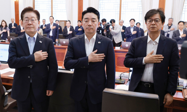이재명 대통령이 2일 청와대에서 열린 수석보좌관회의에서 국기에 경례하고 있다. 왼쪽부터 이재명 대통령, 강훈식 비서실장, 성기홍 홍보수석. 연합뉴스