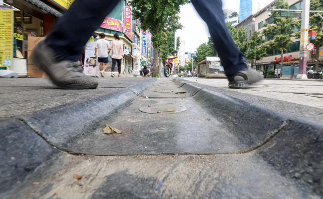 부산 부산진구 영광도서 앞에서 사미헌 주차장까지 230m 구간에 조성된 실개천이 10년 넘게 운영되지 않으면서 통행에 불편만 주는 애물단지가 됐다. 김종진 기자 kjj1761@
