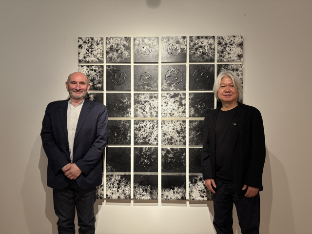 더안미술관을 찾은 프랑스의 저명한 큐레이터 앙리-프랑수아 드바이유(왼쪽)와 박동수 작가가 박 작가 작품 앞에서 포즈를 취했다. 김은영 기자 key66@