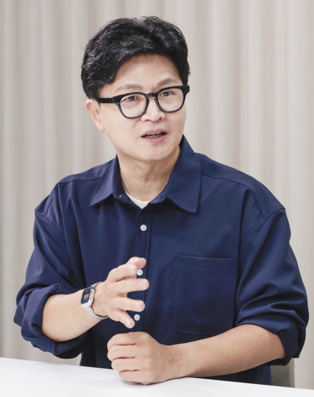 무소속 한 의원이 3일 오전 <부산일보TV> ‘뉴스캐라’에 출연해 “이재명 대통령의 지지율은 오늘이 제일 높을 것”이라고 비판했다. 정대현 기자 jhyun@