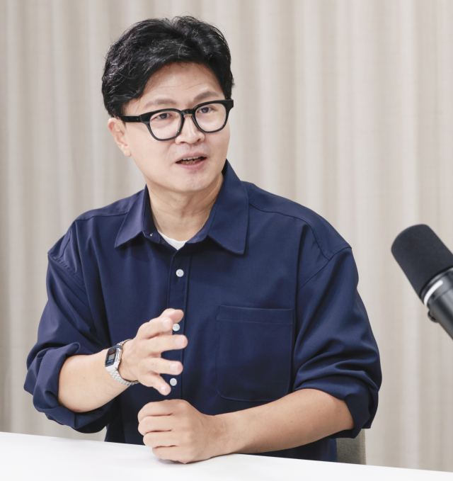 무소속 한 의원이 3일 오전 <부산일보TV> ‘뉴스캐라’에 출연해 “이재명 대통령의 지지율은 오늘이 제일 높을 것”이라고 비판했다. 정대현 기자 jhyun@
