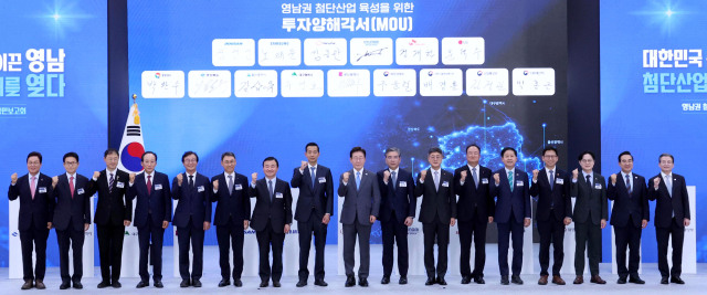 이재명 대통령이 3일 경남 진주시에서 열린 영남권 첨단산업 발전비전 국민보고회에서 투자협약식이 끝난 뒤 참석자들과 기념촬영을 하고 있다. 박완수 경남지사, 이철우 경북지사, 김상욱 울산시장, 추경호 대구시장, 전재수 부산시장, 정연인 두산에너빌리티 부회장, 노태문 삼성전자 대표이사 사장, 김동관 한화그룹 부회장, 이 대통령, 장재훈 현대차그룹 부회장, 정재헌 SK텔레콤 대표이사 사장, 문혁수 LG이노텍 사장, 구윤철 부총리 겸 재정경제부 장관, 배경훈 부총리 겸 과기정통부 장관, 김정관 산업부 장관, 박홍근 기획처 장관, 김용범 청와대 정책실장. 연합뉴스
