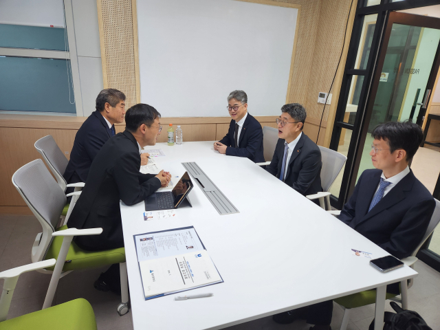 김상욱 울산시장이 3일 영남권 첨단산업 발전비전 국민보고회에 앞서 정재헌 SK텔레콤 사장과 만나 울산 AI 데이터센터 투자계획을 논의하고 있다. 울산시 제공