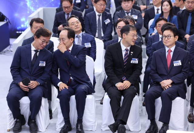전재수 부산시장(왼쪽부터), 추경호 대구시장, 김상욱 울산시장, 이철우 경북지사가 3일 경남 진주시에서 열린 영남권 첨단산업 발전비전 국민보고회에 참석해 있다. 연합뉴스