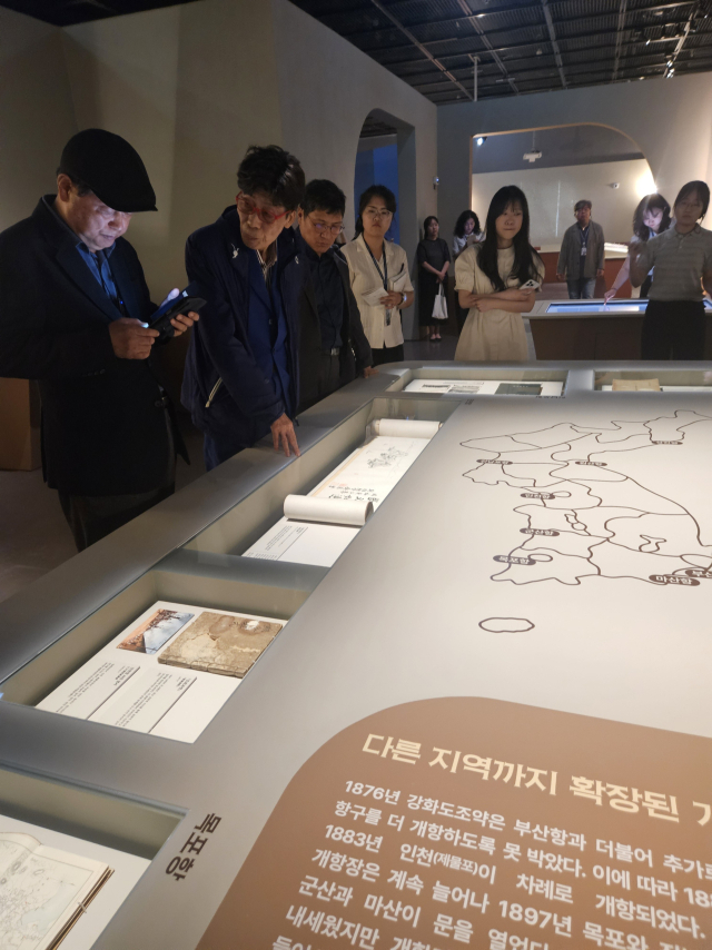 국립해양박물관은 개항 150주년을 기념하는 전시를 열고 있다. 김효정 기자