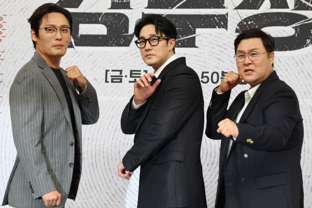 배우 최대훈(왼쪽부터), 소지섭, 윤경호가 지난달 서울 양천구 목동 SBS사옥에서 열린 새 금토드라마 '김부장' 제작발표회에서 포즈를 취하고 있다. 연합뉴스