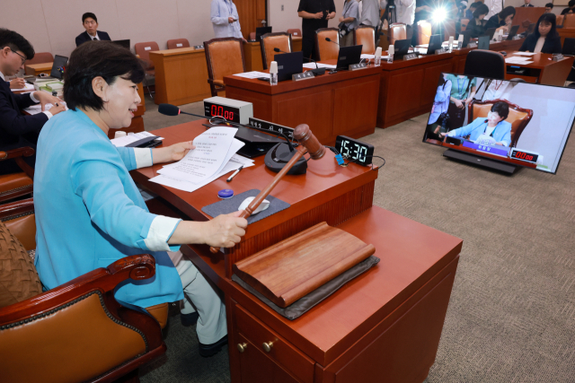 2일 국회에서 열린 법제사법위원회 제1차 전체회의에서 위원장인 더불어민주당 서영교 의원이 간사 선임의 건을 처리하고 있다. 국민의힘 소속 위원들은 이날 회의에 불참해 자리가 비어 있다. 연합뉴스