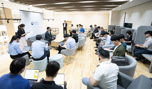 남재헌 해양수산부 차관이 지난 2일 부산 동구 해양수산부 청사에서 열린 기자간담회에서 북극항로 시범운항 준비가 막바지 단계라고 설명하고 있다. 해양수산부 제공