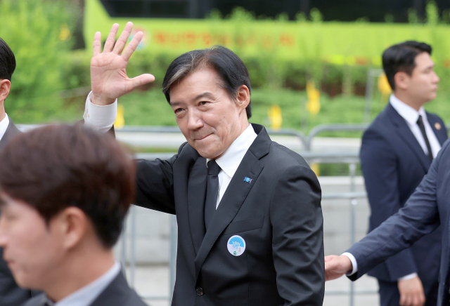조국혁신당 조국(경기 평택을 국회의원 재보궐 후보)대표가 23일 오후 경남 김해시 진영읍 봉하마을에서 열린 노무현 전 대통령 17주기 추도식에 참석하고 있다. 연합뉴스