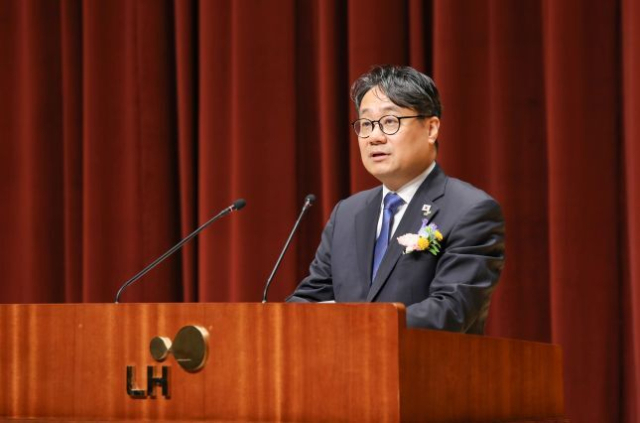 한국토지주택공사 신임 사장으로 임명된 이성훈 사장이 6일 경남 진주 본사에서 취임식을 갖고 있다. LH 제공