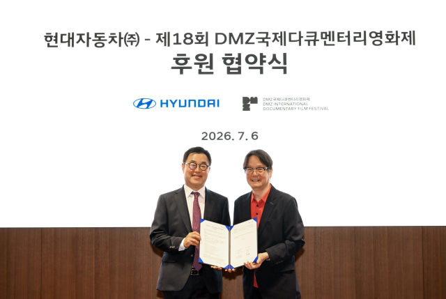 현대차그룹 신승규(왼쪽) 에너지&수소정책담당 부사장과 DMZ국제다큐멘터리영화제 오동진 집행위원장이 후원 협약을 체결한 뒤 포즈를 취하고 있다.현대차그룹 제공