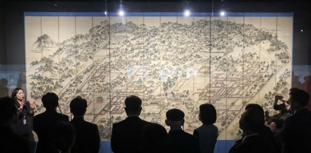궁궐을 정밀하게 묘사한 그림 ‘동궐도’에 관한 설명을 듣고 있는 관람객. 김종진 기자 kjj1761@