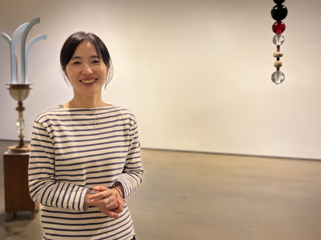 부산 아트소향 전시장에서 만난 오유경 작가. 김은영 기자 key66@