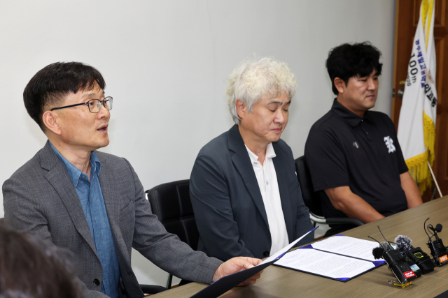 7일 오후 전남광주통합특별시 북구 광주제일고등학교 광주학생독립운동기념역사관에서 이규연 광주일고 교장(왼쪽)이 배재고 응원 논란 사태 관련 광주제일고의 최종 입장문을 발표하고 있다. 연합뉴스