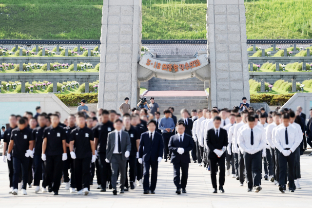 6일 오후 전남광주통합특별시 북구 국립 5·18 민주묘지에서 광주제일고등학교·배재고등학교 학생들이 참배하고 있다. 배재고 야구부 학생들은 최근 고교야구선수권대회에서 