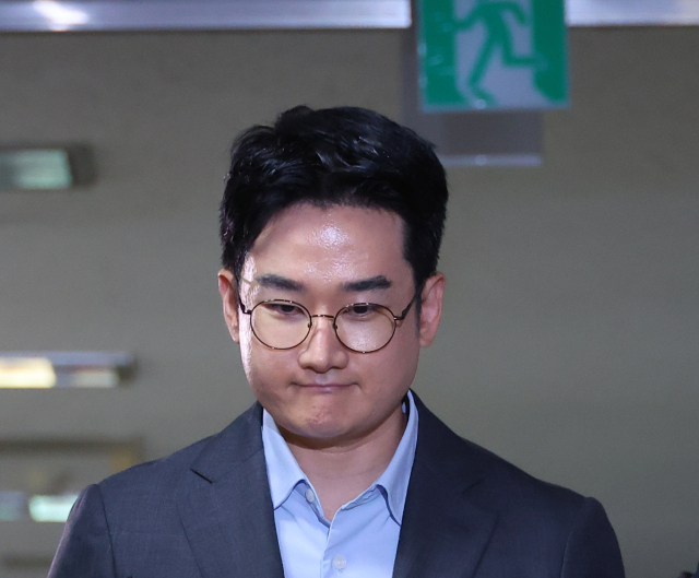지난 6·3 지방선거에서 피습 자작극 혐의를 받는 정이한 전 개혁신당 부산시장 후보가 8일 부산지방법원에 구속 전 피의자 심문(영장실질심사)에 출석하기위해 법정에 들어서고 있다. 연합뉴스