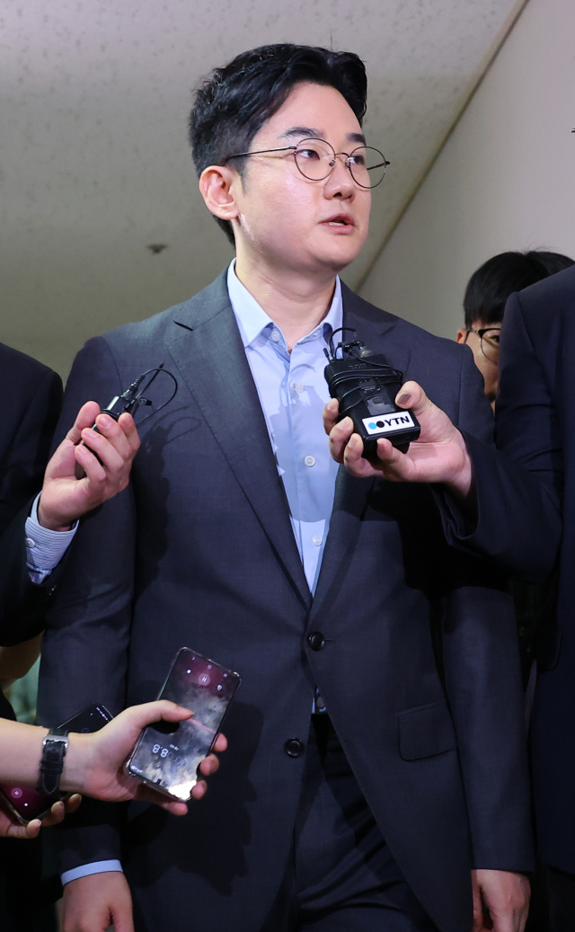 지난 6·3 지방선거에서 피습 자작극 의혹을 받는 정이한 전 개혁신당 부산시장 후보가 8일 부산지방법원에 구속 전 피의자 심문(영장실질심사)에 출석하기위해 법정에 들어서고 있다. 연합뉴스