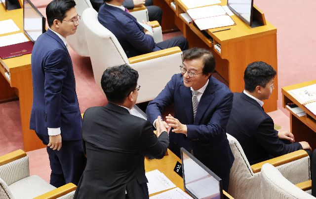 지난 6일 부산시의회 본회의장에서 열린 제10대 부산시의회 개원식에서 전재수 부산시장이 의원들과 인사를 하고 있다. 정종회 기자 jjh@