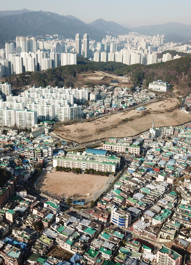 부산 동래구 복산1구역 재개발 구역의 2020년 전경. 김경현 기자 view@