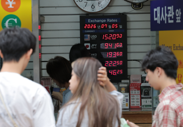 원달러 환율이 고공행진 중인 가운데 주말인 지난 5일 서울 명동 거리의 환전소에 이날 환율 시세가 표시되어 있다. 연합뉴스