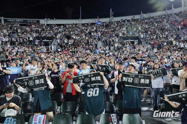 롯데가 전반기 마지막 시리즈인 KIA전에서 2경기 연속 대승으로 위닝 시리즈를 확보했다. 8일 KIA전에서 사직야구장을 찾은 롯데 팬들이 열띤 응원을 보내고 있다. 롯데자이언츠 제공