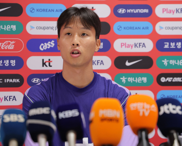 멕시코와 2026 북중미 월드컵 A조 조별리그 2차전을 치른 한국 축구 국가대표팀 엄지성이 6월 19일(현지 시간) 멕시코 과달라하라 인근 사포판의 치바스 바예 베르데에서 훈련을 하기 앞서 취재진 질문에 답변하고 있다. 연합뉴스