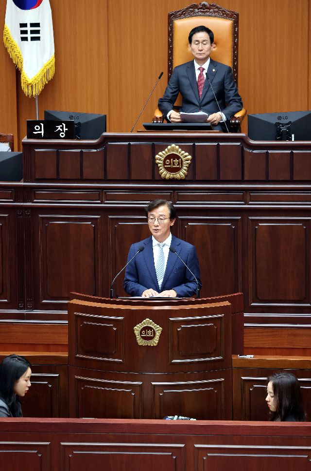 지난 6일 부산시의회 본회의장에서 열린 제10대 부산시의회 개원식에서 전재수 부산시장이 개원 축사를 하고 있다. 정종회 기자 jjh@