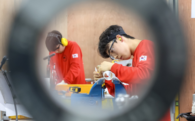 AI의 ‘일자리 습격’이 시작되면서 AI로 대체가 힘든 건축 현장 설비직종에 대한 관심이 높아지고 있다. 지난 4월 부산기계공고에서 열린 부산 기능경기대회에서 배관 부문에 출전한 선수가 기량을 뽐내고 있다. 김종진 기자 kjj1761@