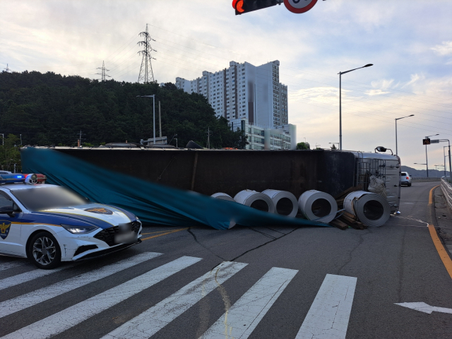 10일 오전 5시 40분 부산 사하구 구평초등학교 삼거리에서 유턴하던 25톤 화물차 단독 전도 사고가 발생했다. 부산경찰청 제공