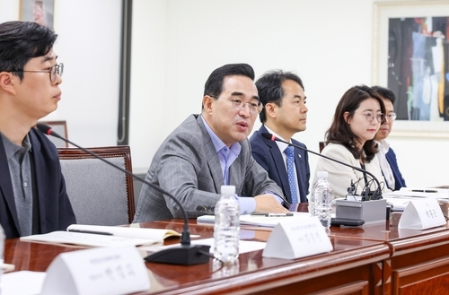 박홍근(왼쪽 두 번째) 기획예산처 장관이 청년정책 전문가 토론회에서 발언하고 있다. 기획예산처 제공