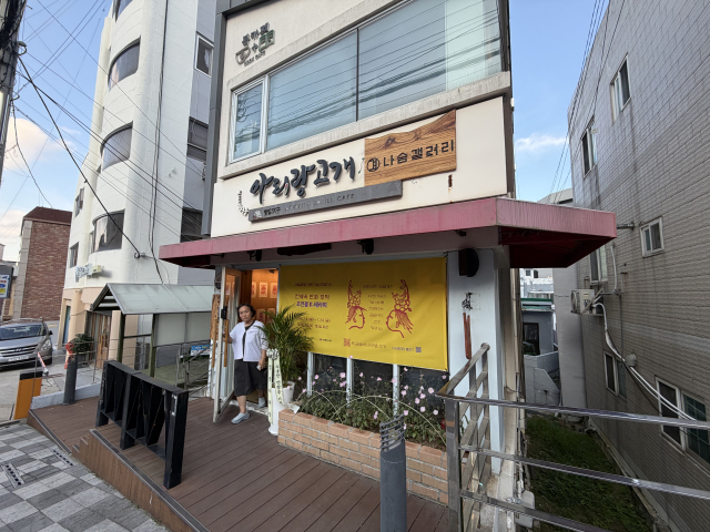 지난 6일 부산 동구 망양로 880-1에 문을 연 문화예술공간 ‘나숨갤러리’ 외관. 1층은 전시 공간이고, 2층은 인문예술 창작 공간으로 꾸몄다. 때마침 문을 열고 나오던 전혜옥 작가가 사진에 찍혔다. 김은영 기자 key66@