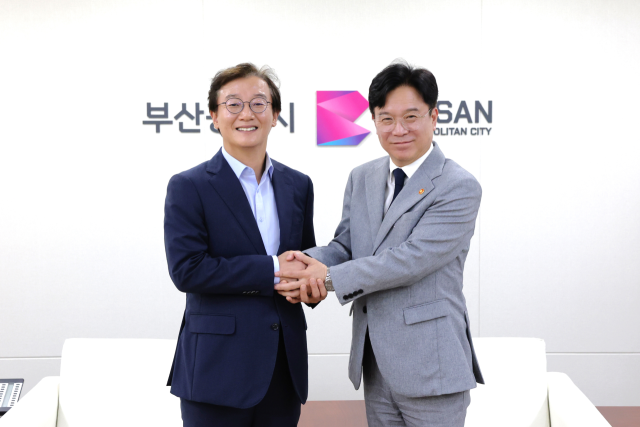 10일 전재수(왼쪽) 부산시장이 시청 집무실에서 김영훈 고용노동부 장관을 만났다. 부산시청 제공